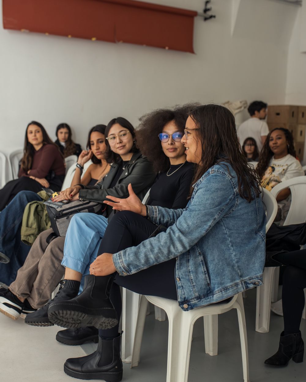 Un grupo de personas conversa sentado durante un taller